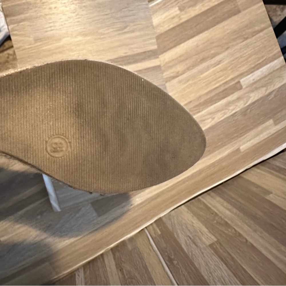 Gold wedge shoes slightly use size 8 1/2 - Picture 10 of 11